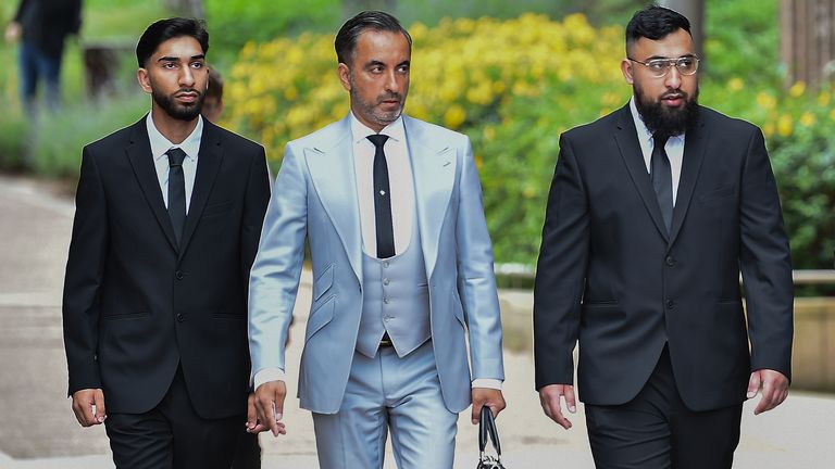 Právník lidských práv Aamer Anwar (Center) přichází s Mohammedem Fahirem Amaazem (vlevo) a Muhammedem Amaadem (vpravo) u Liverpool Crown Court, kde