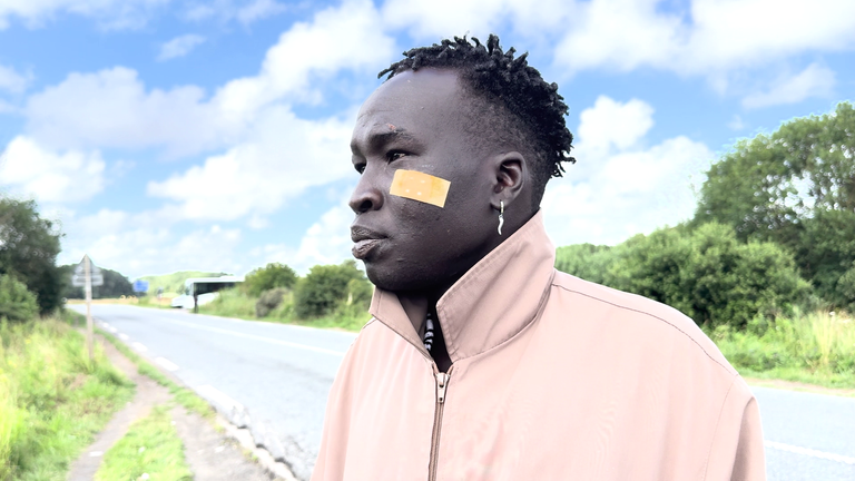 John, migrant z Jižního Súdánu, mluví s Sky News Adam Parsons