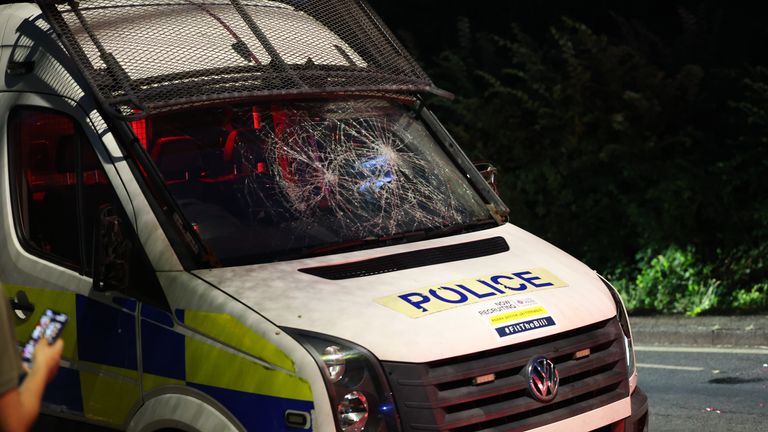 Policejní dodávka s rozdrcenou větrnou obrazovkou po protestech v Eppigu v Essexu. Pic: Uknip