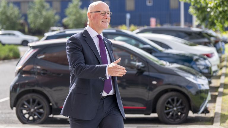 První ministr John Swinney během návštěvy purpurového parku Clyde Gateway, Glasgow, zapnul první Skotskou obnovitelnou čtvrť