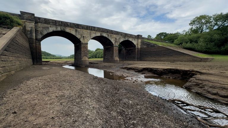 Obecný pohled na Lindley Reservoir poblíž Otley ve West Yorkshire s nízkou hladinou vody. Kraj je nejnovější na severu Anglie
