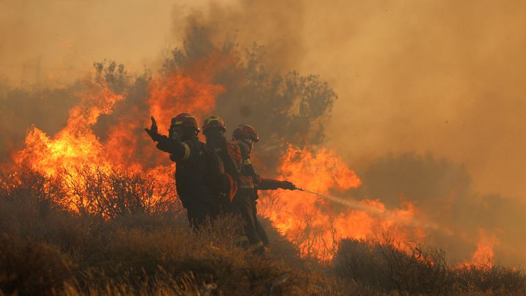 Hasiči se snaží uhasit požár poblíž Lerapetry na ostrově Kréty v Řecku.  Pic: Reuters