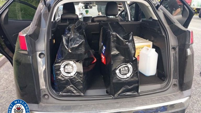 Sportovní přímé tašky obsahující kokain v hodnotě asi 1,3 milionu liber, které byly zabaveny v automobilu Davida Sherratta; Policie West Midlands/PA