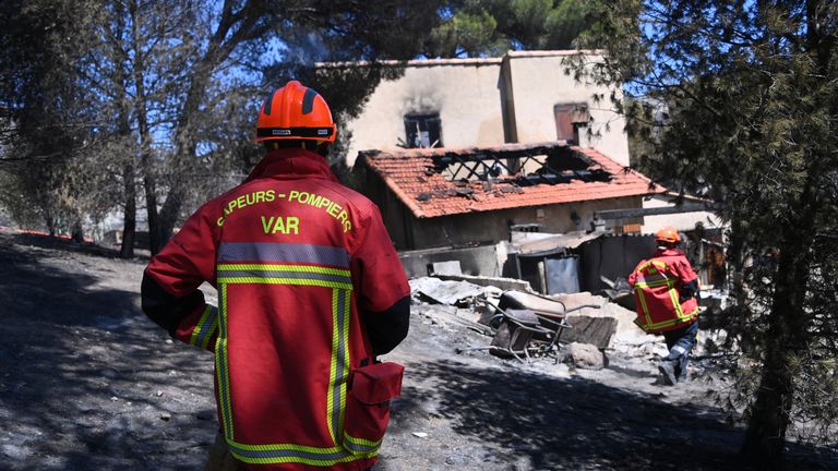Francouzští hasiči zkontrolují dům zničený požárem v okrese L'estaque v Marseille v jižní Francii, 9. července 2025. Reuters