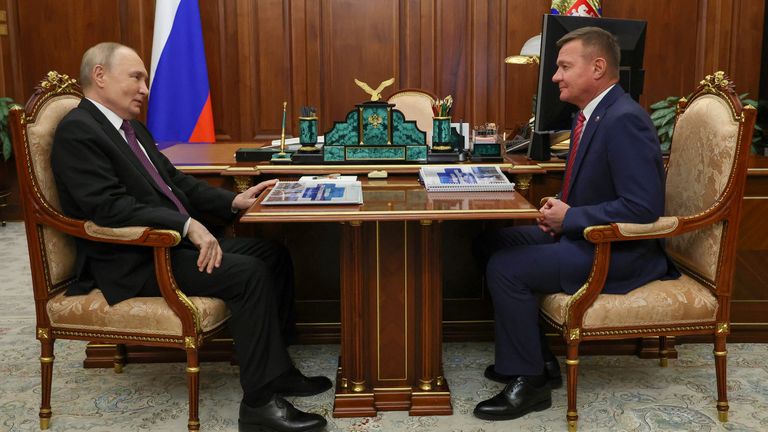 Roman Starovoit se účastní setkání s ruským prezidentem Vladimirem Putinem.  Soubor Pic: Sputnik/Reuters