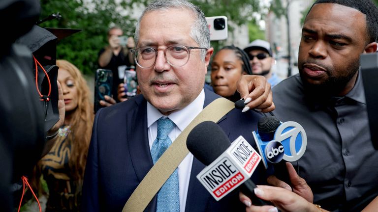 Marc Agnifilo, právník pro Sean "Diddy" Combs, mluví s médii před soudem.  Pic Reuters
