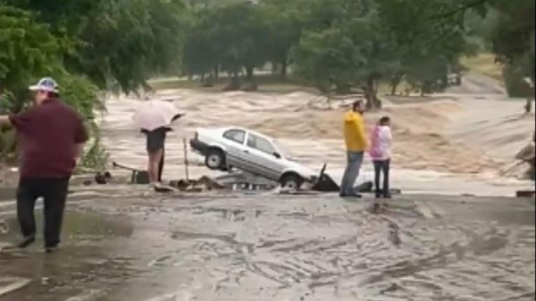 Auto je zaklíněno do země po smrtelných povodních v Texasu