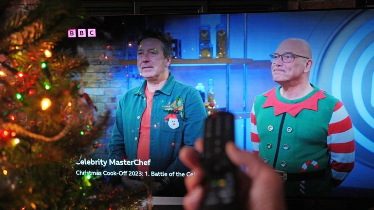John Torode a Gregg Wallace se zobrazují na slavnostní epizodě 2023 MasterChef. Pic: Pa
