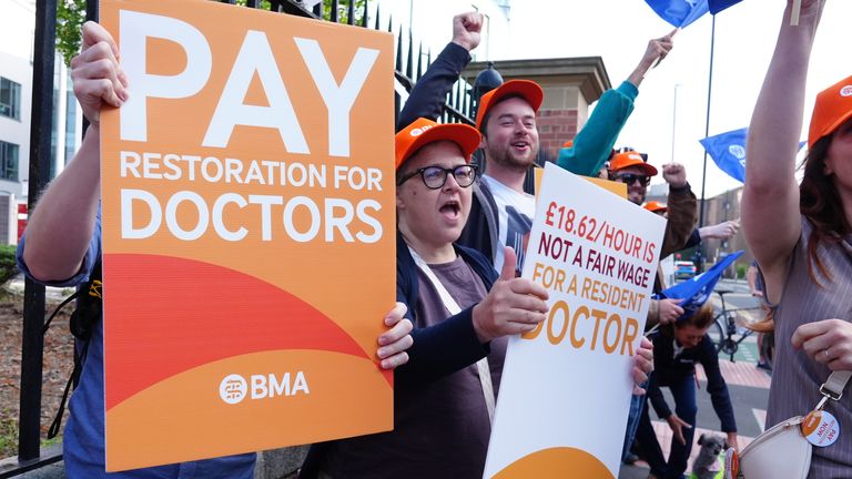 SOUBOR PROBOKA DAMÁNA 25/07/25 Lékařů NHS protestujících proti ošetření Royal Victoria v Newcastlu během pětidenního stávky po t