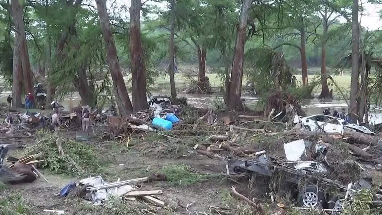 Zde je poslední zpráva našeho amerického korespondenta Marthy Kelnerové o povodních v Texasu.    Mluvila na světě s Yaldou Hakimem.