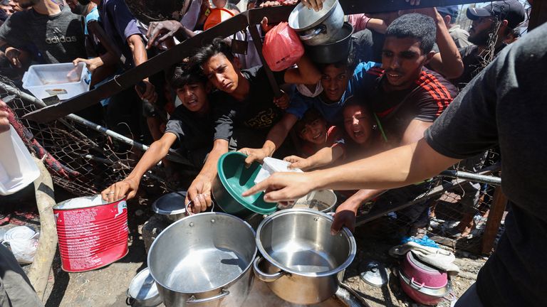 Palestinci se shromažďují, aby dostávali jídlo z charitativní kuchyně, uprostřed hladové krize, v Nuseirat, Central Gaza Strip, 20. července 2025. Reuters