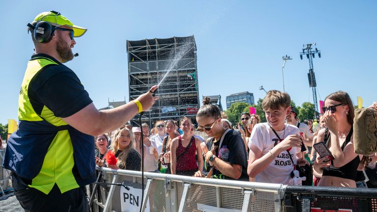 Správci ochlazují fanoušky s vodou na festivalu TRNSMT v Glasgowě. Datum obrázku: Sobota 12. července 2025. Obrázek: PA 