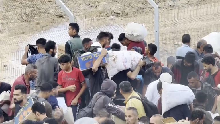 Palestinci se rozptylují od slzného plynu vystřeleného na místě distribuce pomoci v Gaze. Pic: Ap