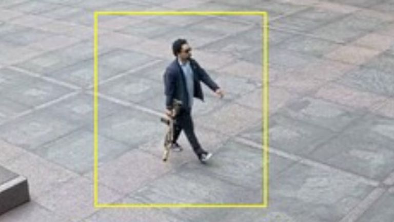 Osoba, kterou policie hledala v souvislosti se střelbou, byla vidět na CCTV. Pic: NYPD