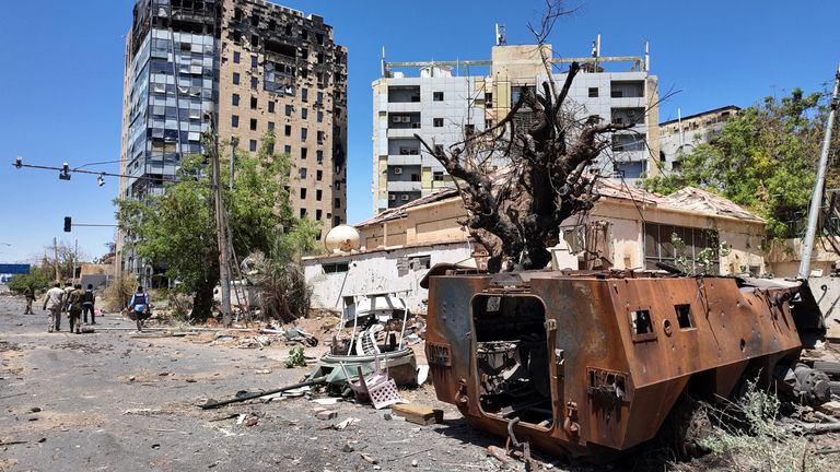 Zničené vojenské vozidlo a bombardované budovy v Chartúmu v březnu. Pic: Reuters
