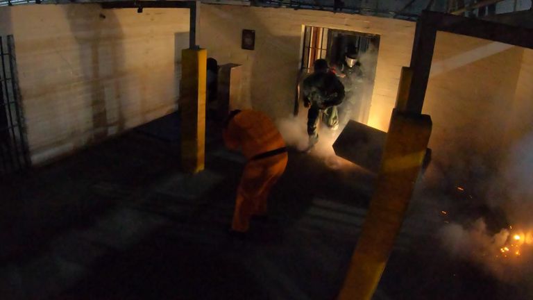 V demonstrační situaci rukojmí důstojníci použili pyrotechniku k rozptýlení agresivního vězně