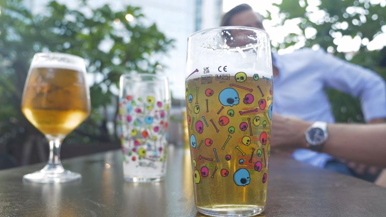 Výzkum zjistil, že jeden z pěti pracovníků pije, aby se vypořádal s termíny