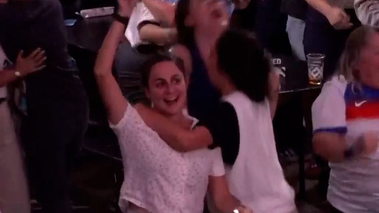 Fanoušci reagují na vítězný cíl Chloe Kelly.