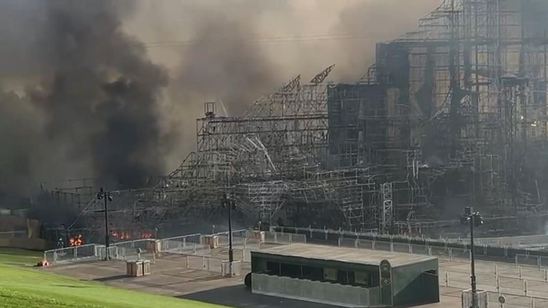 Oheň zničil hlavní scénu na místě Festivalu Tomorrowland v Belgii