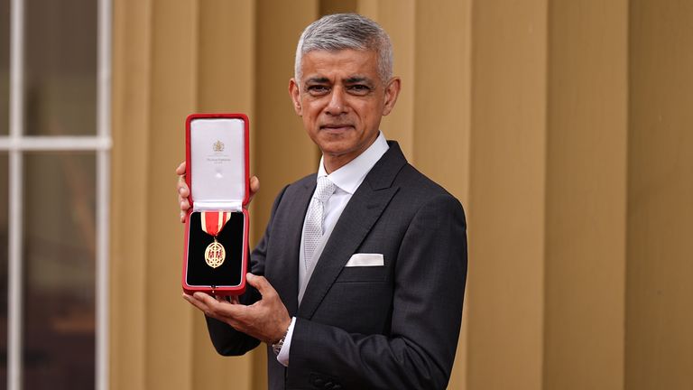 Správný čestný sir Sadiq Khan poté, co obdržel čest rytíře během ceremoniálu investování.  Pic: Pa