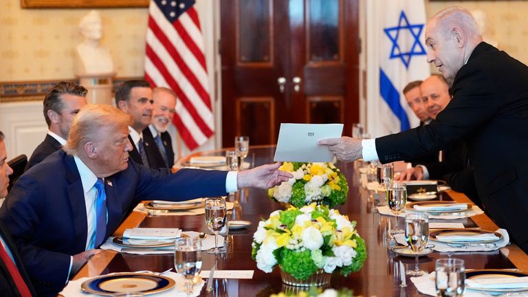 Benjamin Netanyahu dal Donaldovi Trumpovi dopis, který řekl, že poslal Nobelovu výboru pro cenu míru, který pořádal své mírové úsilí