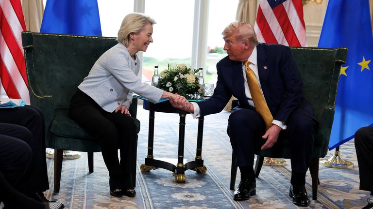 Prezident Trump potřásá rukama s prezidentem Evropské komise Ursula von der Leyen v Turnberry. Pic: Reuters