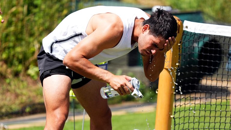 Carlos Alcaraz se během tréninku vychladne ve druhém dni mistrovství Wimbledonu v roce 2025.  Pic: Pa