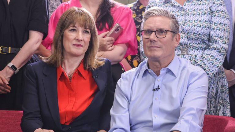 Kancléř Rachel Reeves a předseda vlády Sir Keir Starmer při zahájení desetiletého zdravotního plánu ve východním Londýně. Pic: Pa