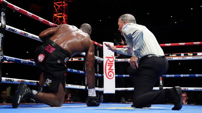 Daniel Dubois je sražen Oleksandrem Usykem. Pic: Pa