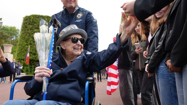 Larson pozdraví školáky během návštěvy v červnu 2025 do Colleville-sur-mer na americký hřbitov v Normandii. Pic: Ap