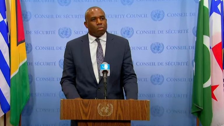David Lammy mluví k tisku po svém projevu v OSN.