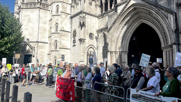 Protestující proti plánům mimo vrchní soud začátkem tohoto měsíce. Pic: Pa
