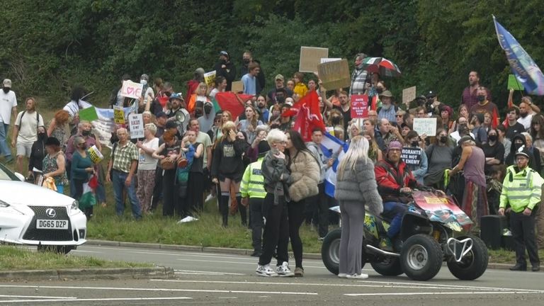 Protestující pro-imigrant se shromažďují na kruhovém objezdu v Norwichi