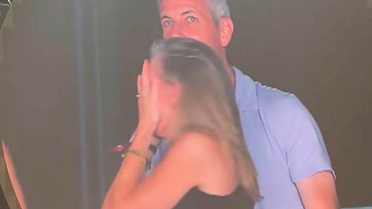 Žena skrývá její tvář