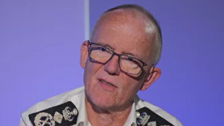 Policejní komisař Met Sir Mark Rowley řekl, že rasismus je stále problémem