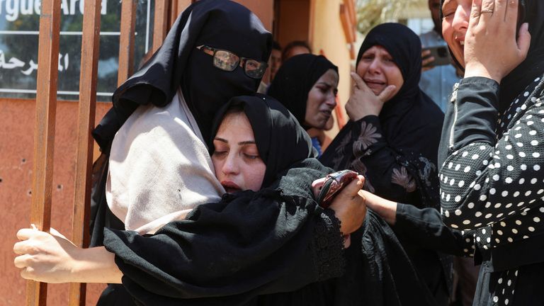 Palestinci truchlí nad milovanou osobou po incidentu poblíž Aid Center. Pic: Reuters