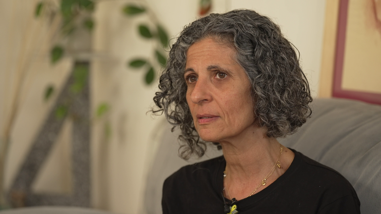 Stills z Holland PKG z Vicky Cohen, jehož syn Nimrod Cohen, voják 19 let/o IDF, který je držen jako rukojmí Hamas