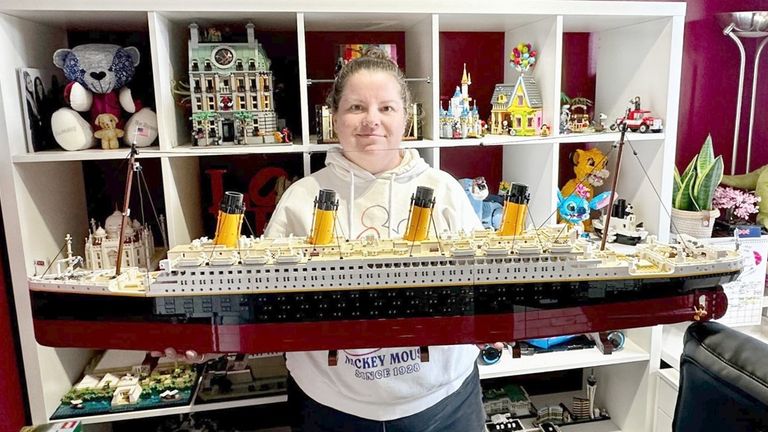 Vicki Gray drží model Lego Titanic