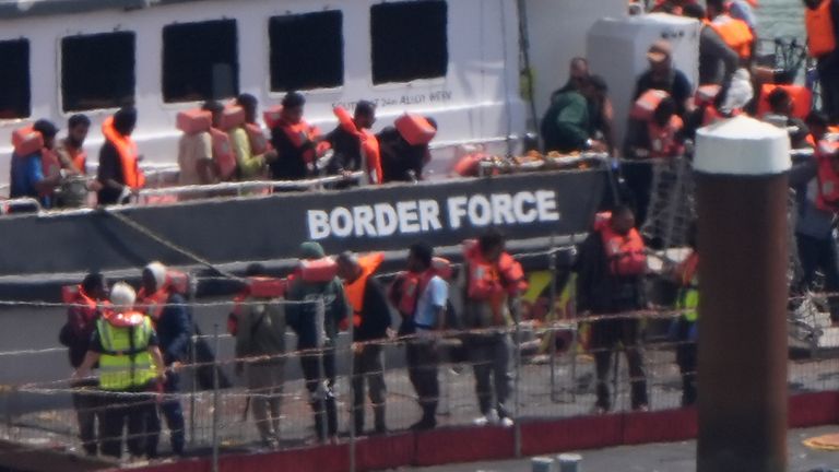 Skupina lidí, kteří se domnívali, že jsou migranti, je přivedena na směs hraničních sil v Doveru v Kentu. Pic: Pa