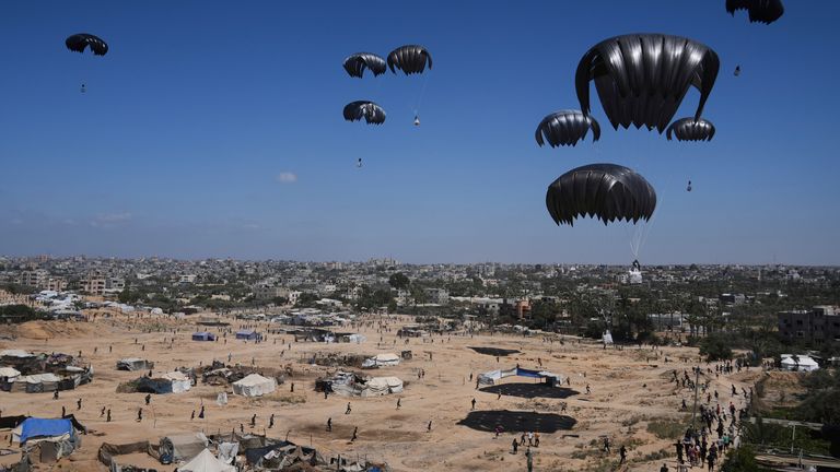 Palestinci spěchají, aby sbírali humanitární pomoc airdropped ve střední Gaze. Pic: Ap