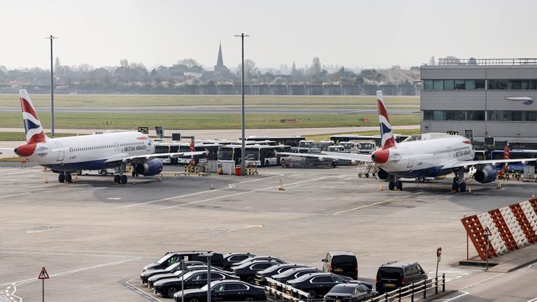 Letadla zůstávají zaparkována na asfaltu na mezinárodním letišti Heathrow.  Pic: Reuters