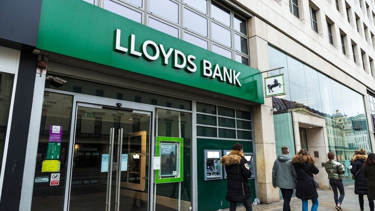 London, Velká Británie - 1. ledna 2017: Bankovní pobočka a bankomat Lloyds Bank s lidmi v Londýně, Anglie, Velká Británie