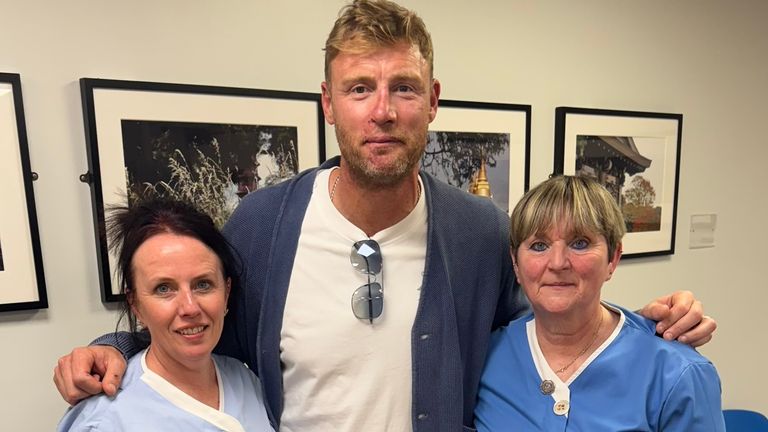 Flintoff se zdravotními sestrami Linda Holden (vlevo) a Sonia Steer. Pic: Pa