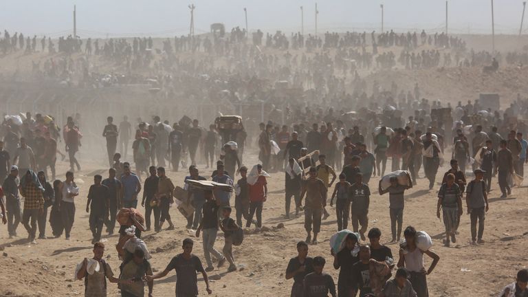 Obrovské davy Palestinců se shromažďují, aby získali pomoc od humanitární nadace podporované USA.  Pic: Reuters