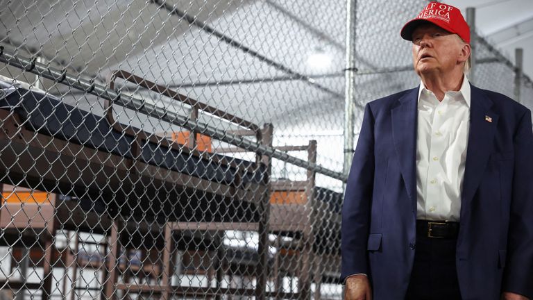 Trump navštěvuje dočasné detenční středisko migrantů neformálně známé jako "Aligátor Alcatraz" V Ochopee, Florida, US Pic: Reuters