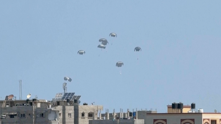 Aid Air Drops viděné v Deir al-Balah ve střední Gaze