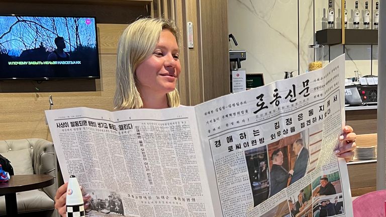 Ruský turista Anastasiya Samsonova čtení severokorejských novin. Pic: Anastasiya Samsonova