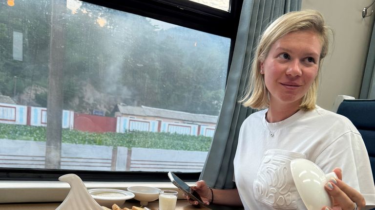 Ruská turistka Anastasiya Samsonova si užívá jídlo ve vlaku v Severní Koreji. Pic: Anastasiya Samsonova