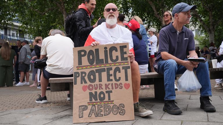 Příznivci místní protestní skupiny "Thistle Barbican musí jít - místní říkají ne" Shromažďování před hotelem Thistle City Barbican. Pic: Pa