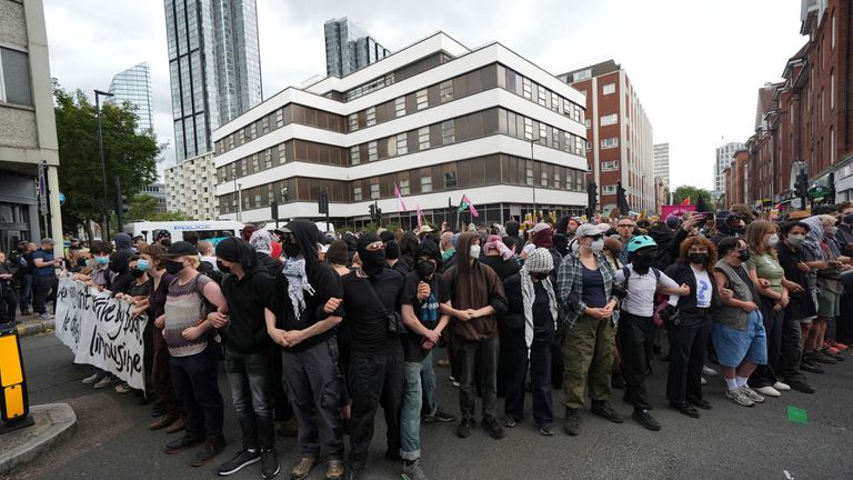 Maskoví demonstranti se shromažďují mimo hotel Thistle City Barbican v centru Londýna, ve kterém jsou umístěny žadatelé o azyl. Pic: Pa